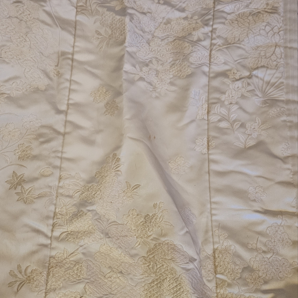 Authentic Japanese White Silk Embroidered Padded Women's Wedding Kimomo - Picture 14 of 15